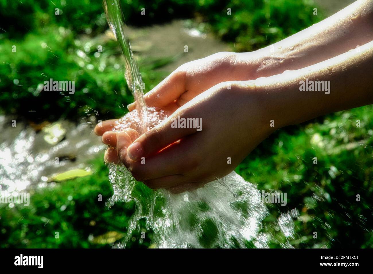 Lassen Sie das Wasser in Ihre Hände fließen Stockfoto