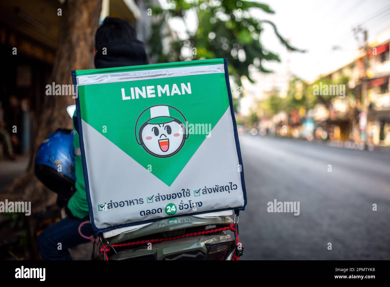 Bangkok, Thailand - 12. April 2023: Ein unidentifizierter Lineman-Liefermann auf den Straßen von Bangkok, Thailand. Stockfoto