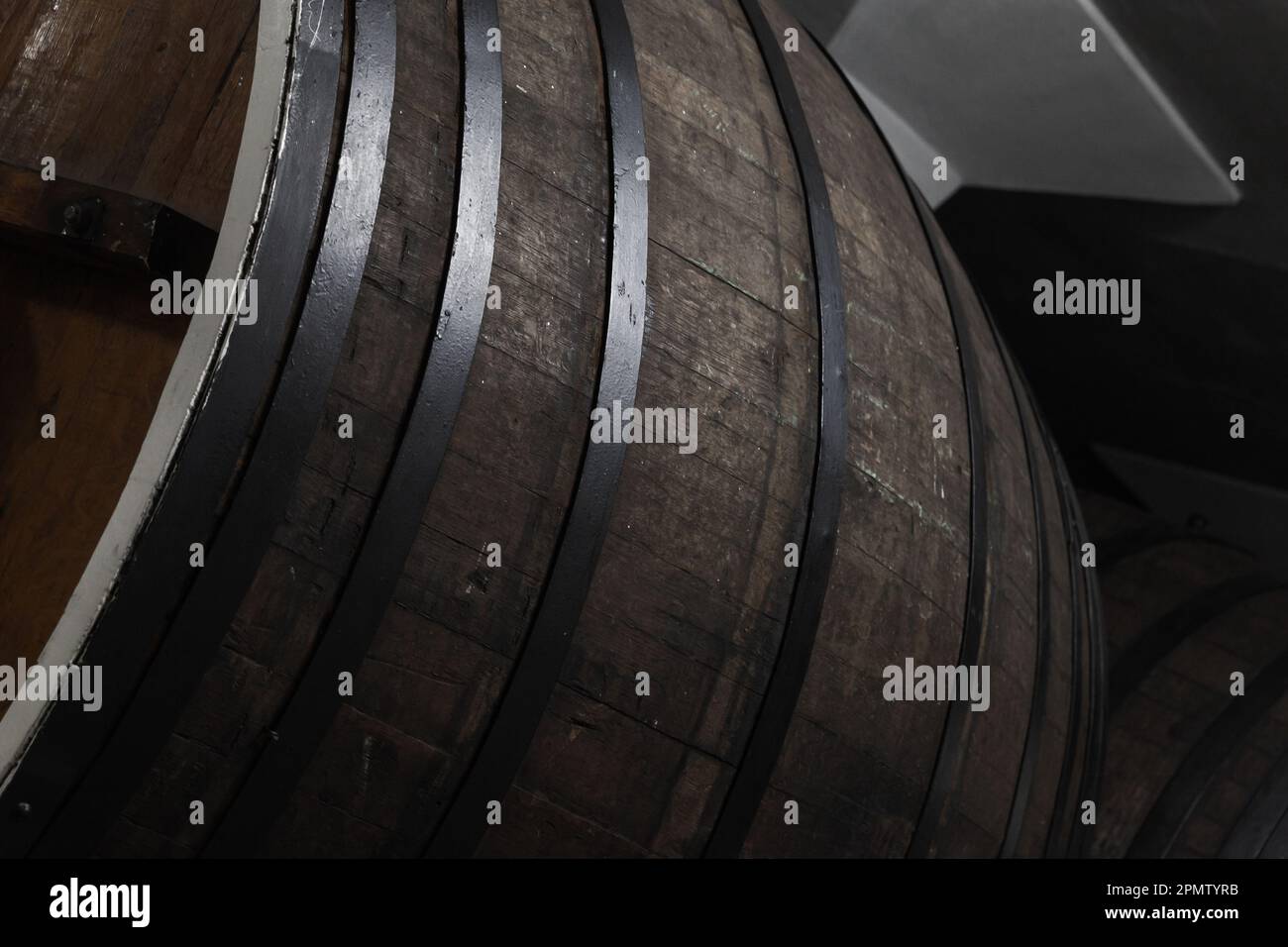 Alte braune Holzfass in dunklen Weingut, Nahaufnahme Foto mit selektiven Fokus Stockfoto