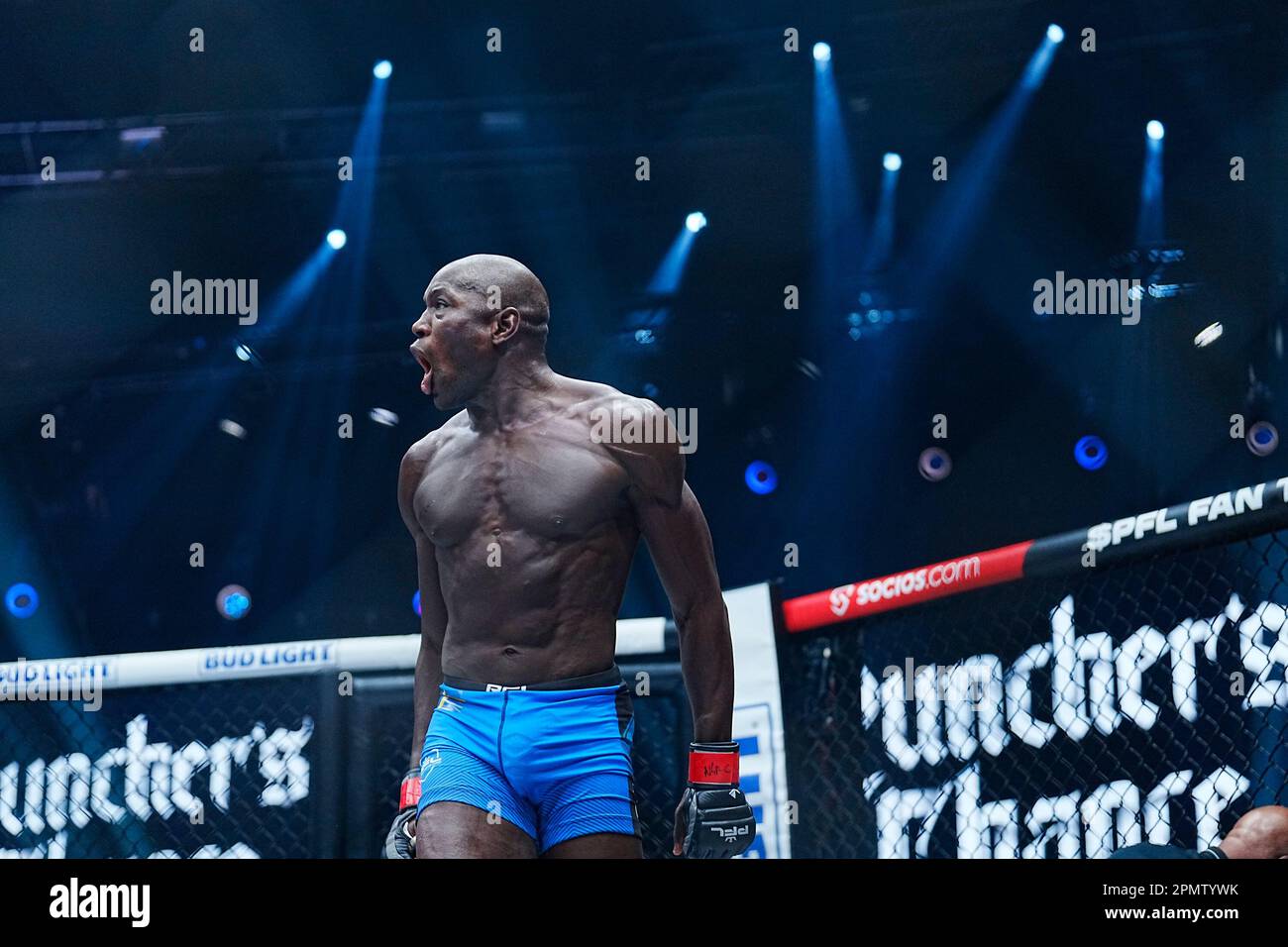 14. April 2023, Las Vegas, NV, LAS VEGAS, NEVADA, Vereinigte Staaten: LAS VEGAS, NEVADA -14. April: (L-R) Sadibou Sy in einem Welterweight-Kampf während PFL 3 - Lightweight & Welterweight im Virgin Hotel & Casino am 14. April 2023 in Las Vegas, NV (Kreditbild: © Louis Grasse/PX Imagens via ZUMA Press Wire) NUR REDAKTIONELLE VERWENDUNG! Nicht für den kommerziellen GEBRAUCH! Stockfoto