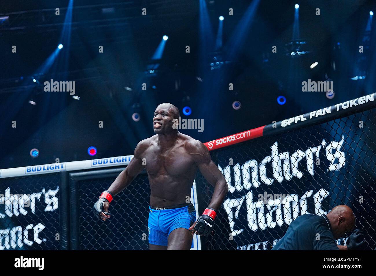 14. April 2023, Las Vegas, NV, LAS VEGAS, NEVADA, Vereinigte Staaten: LAS VEGAS, NEVADA -14. April: (L-R) Sadibou Sy in einem Welterweight-Kampf während PFL 3 - Lightweight & Welterweight im Virgin Hotel & Casino am 14. April 2023 in Las Vegas, NV (Kreditbild: © Louis Grasse/PX Imagens via ZUMA Press Wire) NUR REDAKTIONELLE VERWENDUNG! Nicht für den kommerziellen GEBRAUCH! Stockfoto