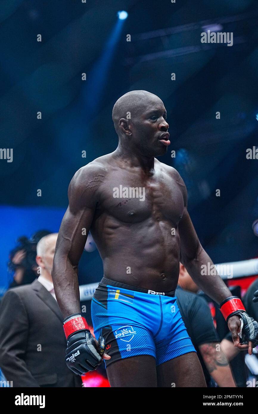 14. April 2023, Las Vegas, NV, LAS VEGAS, NEVADA, Vereinigte Staaten: LAS VEGAS, NEVADA -14. April: (L-R) Sadibou Sy in einem Welterweight-Kampf während PFL 3 - Lightweight & Welterweight im Virgin Hotel & Casino am 14. April 2023 in Las Vegas, NV (Kreditbild: © Louis Grasse/PX Imagens via ZUMA Press Wire) NUR REDAKTIONELLE VERWENDUNG! Nicht für den kommerziellen GEBRAUCH! Stockfoto