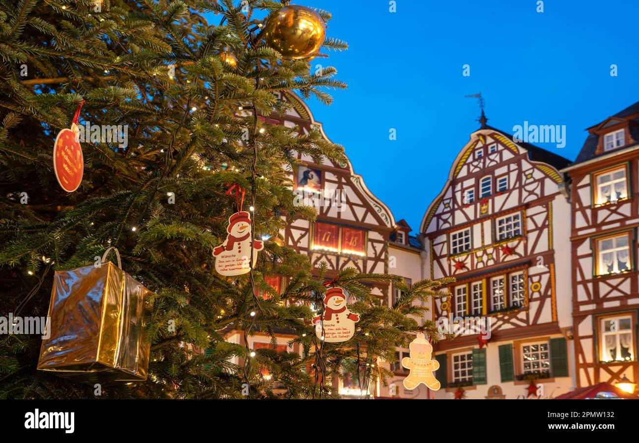 BERNKASTEL-KUES, DEUTSCHLAND - 17. DEZEMBER 2022: Weihnachtsmarkt, Mosell-Stadt Bernkastel-Kues mit weihnachtsbaum und Fachwerkhäusern am 1. Dezember Stockfoto