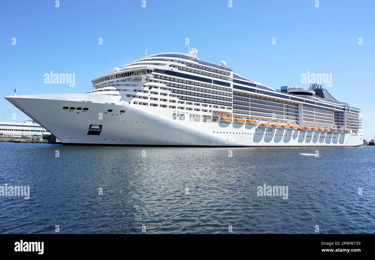 Anonymes, riesiges Kreuzfahrtschiff, kein Name, keine Marke, keine Kreuzfahrtlinie, kein Logo, Abbildung: Fahrgastschiffe für den Kreuzfahrtmarkt und Kreuzfahrtindustrie Stockfoto