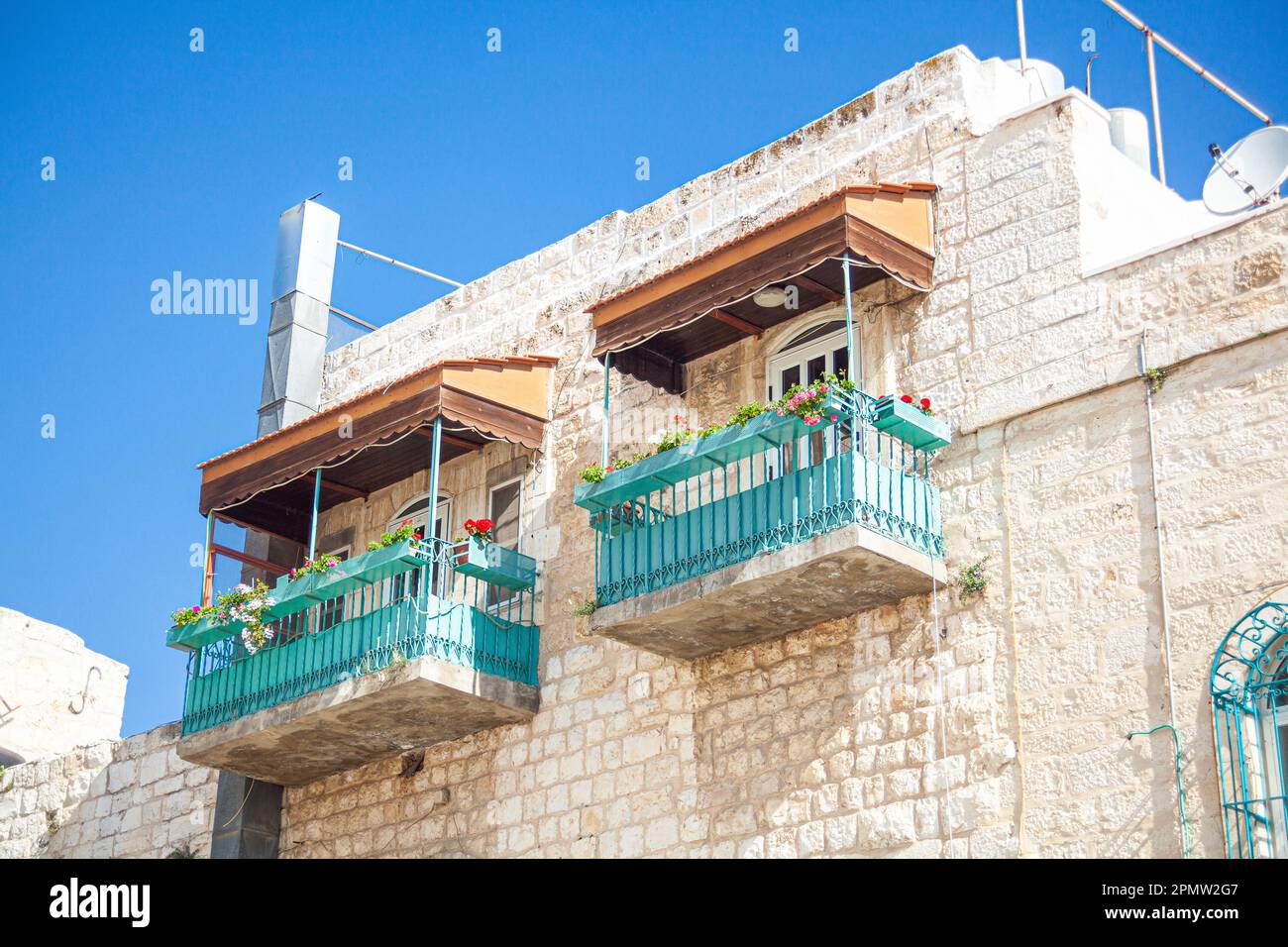 Hübsche Balkone von Häusern in der Altstadt von Bethlehem, Palästina Stockfoto