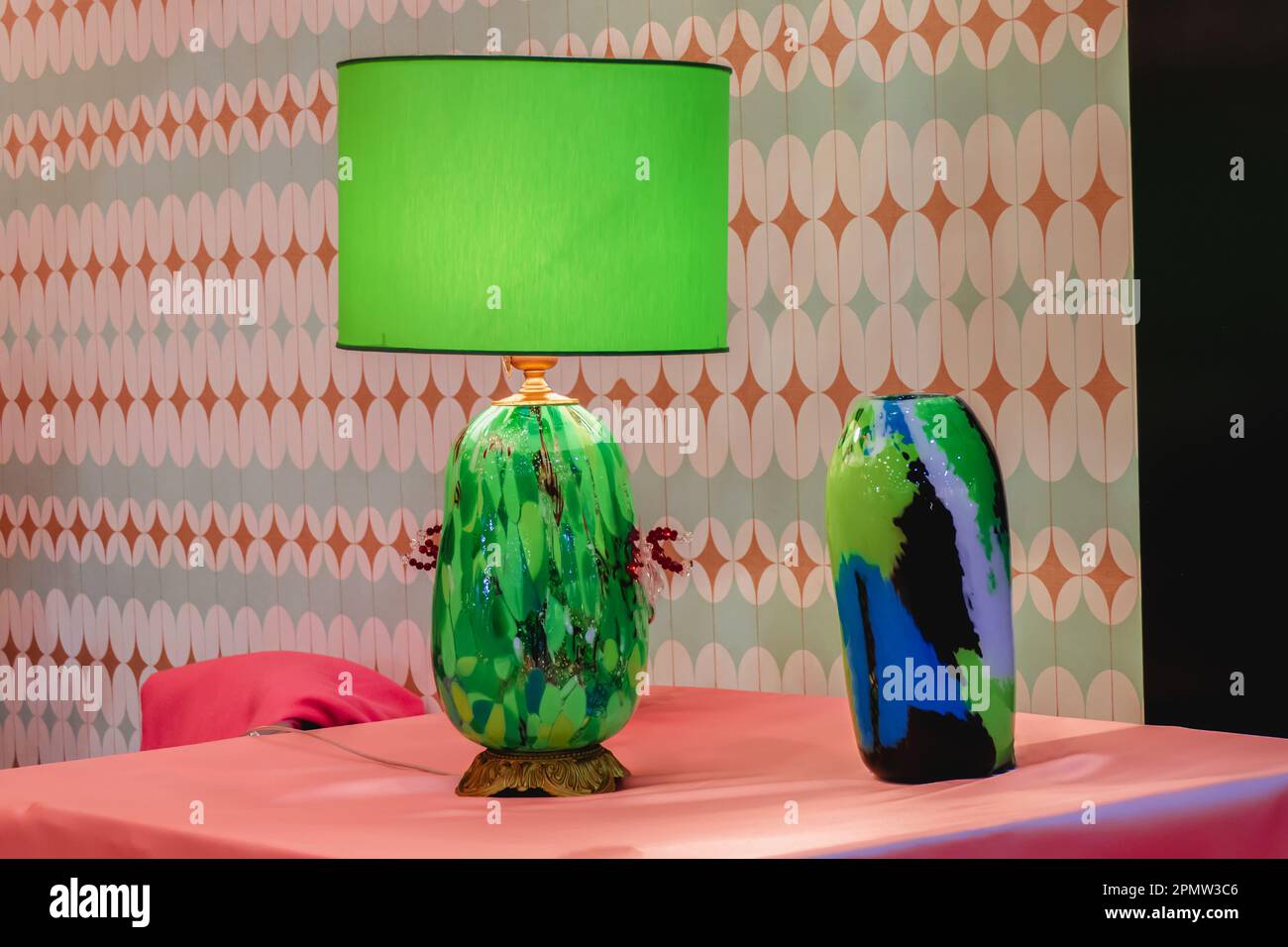 Tischleuchte mit grünem Schirm. Stockfoto