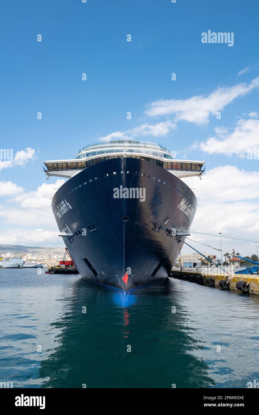 Das große Kreuzfahrtschiff Mein Schiff 6 liegt im Hafen von Piräus Stockfoto