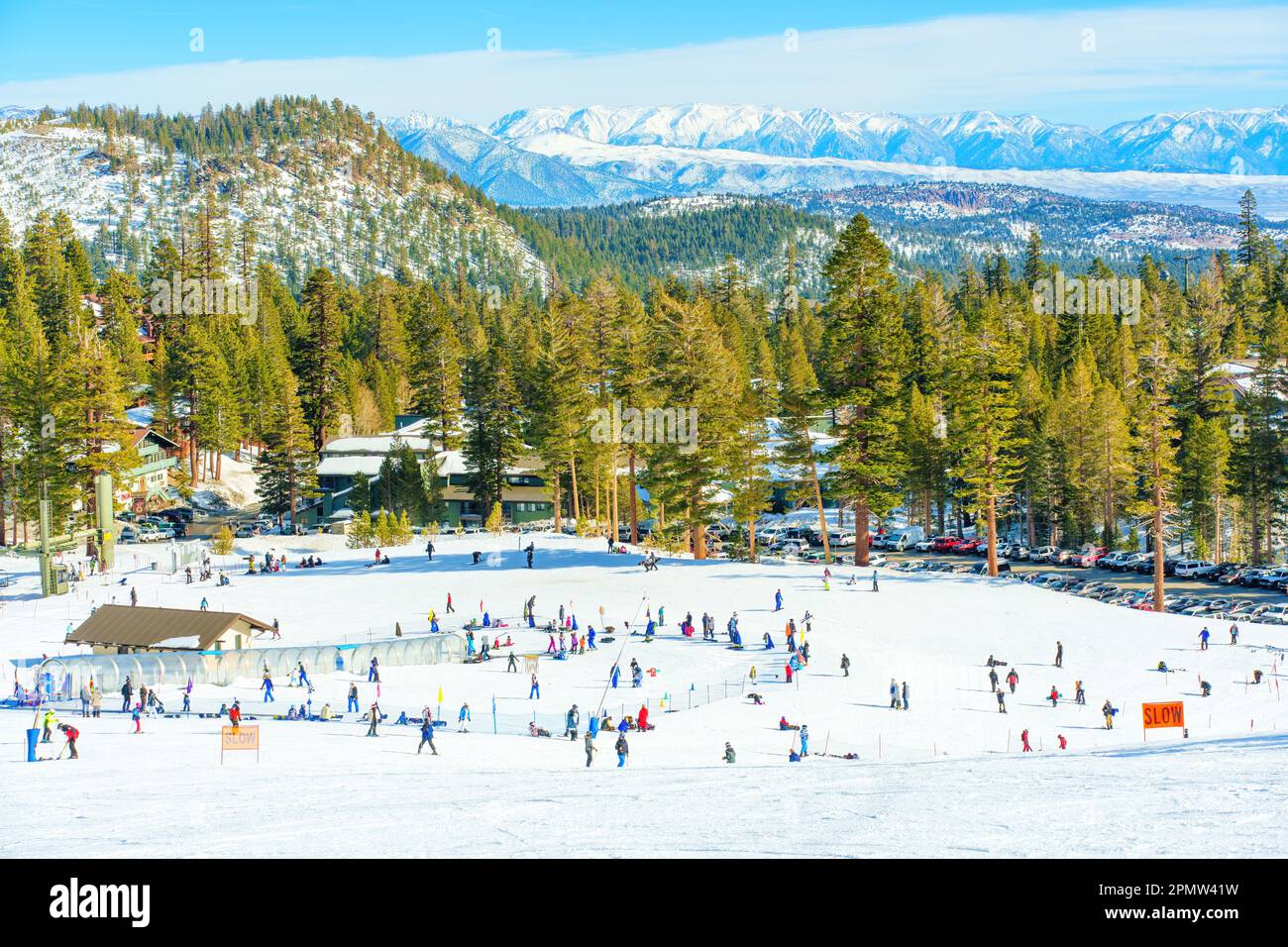 Kalifornien, USA - 24. Dezember 2022: Gruppe von Personen, die Ski fahren, Snowboarden und andere Wintersportaktivitäten im Mammoth Mountain Resort genießen. Stockfoto
