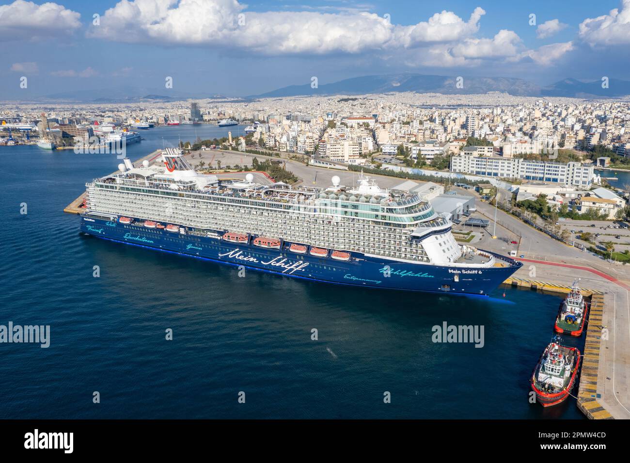 Das große Kreuzfahrtschiff Mein Schiff 6 liegt im Hafen von Piräus Stockfoto