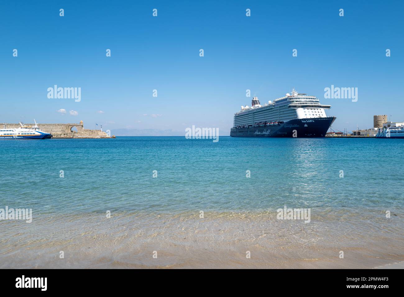 Das große Kreuzfahrtschiff Mein Schiff 6 liegt im Hafen von Rhodos Stockfoto