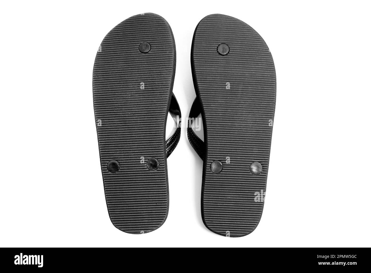 Ein Paar schwarze Flip-Flops, isoliert auf weißem Hintergrund, mit Blick auf die Sohle. Stockfoto