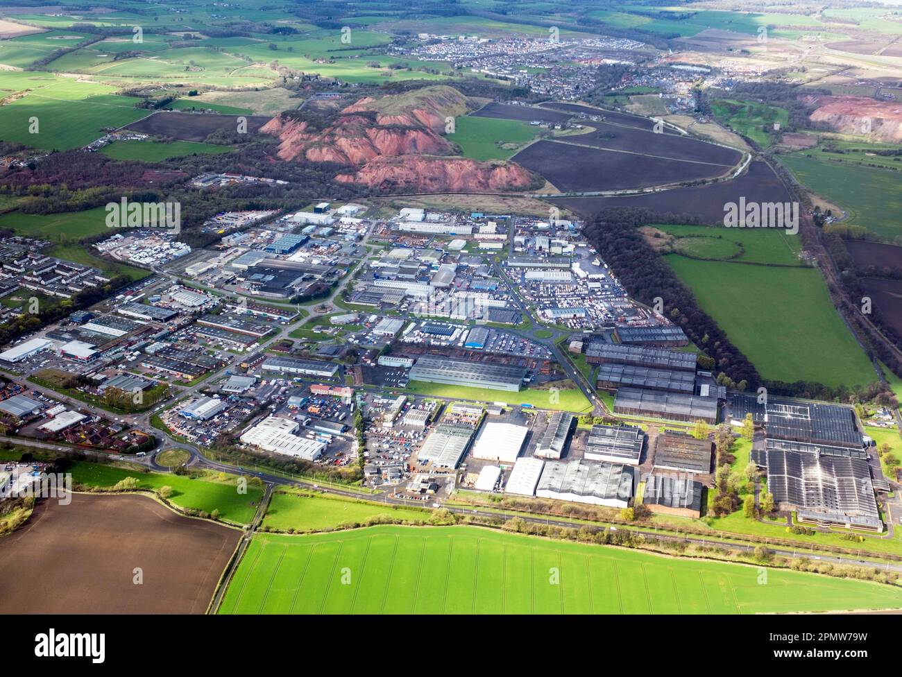 Luftaufnahme des East Mains Industrial Estate und der Greendykes Shale bing, Broxburn, West Lothian. Stockfoto