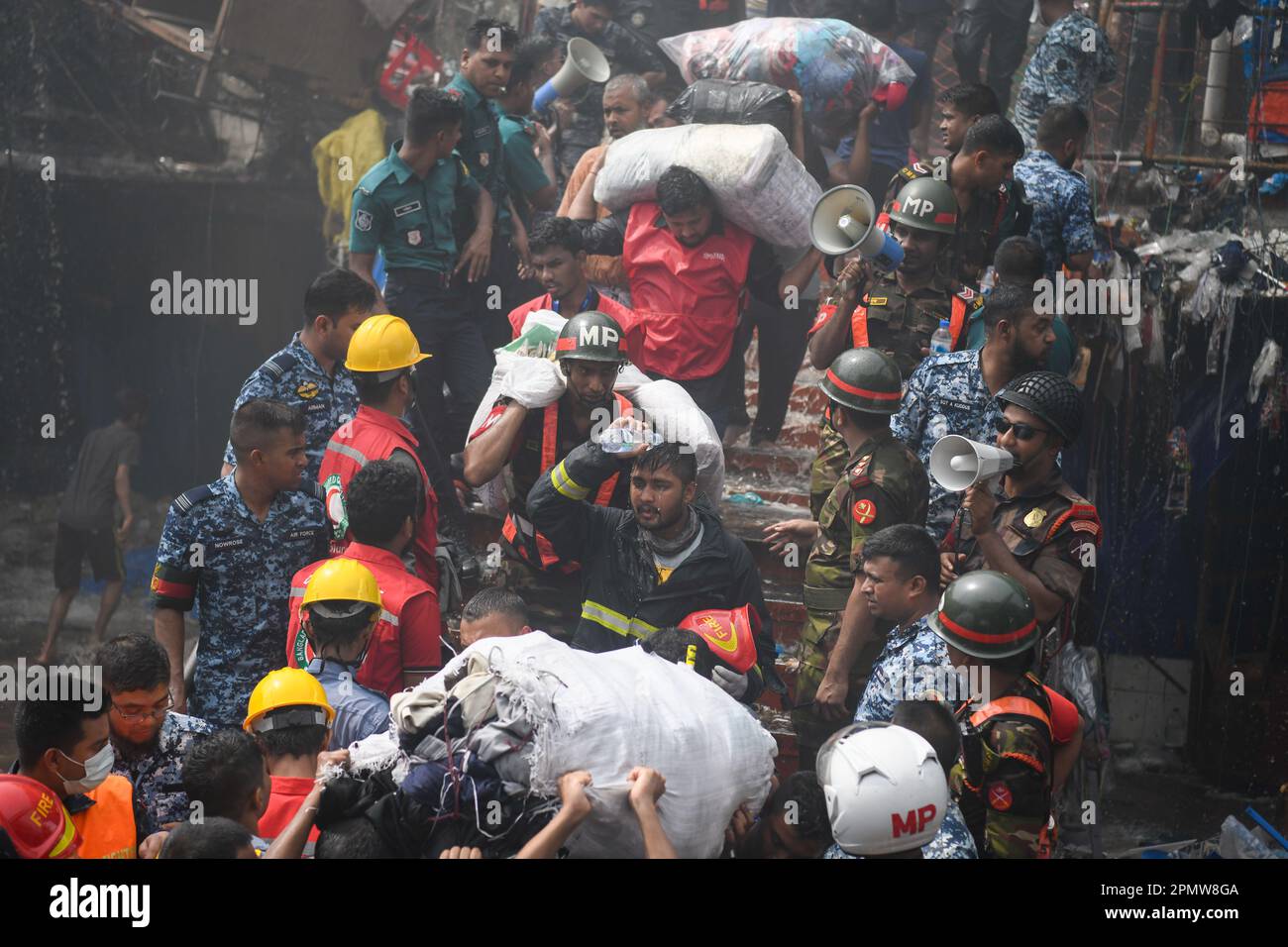 Unternehmer bringen ihre Waren vom Brandort auf dem Bekleidungsmarkt in Dhaka. Ein Großbrand hat Tausende von Geschäften auf einem beliebten Bekleidungsmarkt in der Hauptstadt von Bangladesch, Dhaka, zerstört. Ladenbesitzer wurden durch den Verlust Wochen vor Eid, dem muslimischen Festival, das das Ende des Ramadan markiert, verwüstet. Hunderte von Feuerwehrleuten und Armeepersonal kämpften gegen das Inferno, als es den Bekleidungsmarkt durchwühlte und es in einen Haufen Asche verwandelte. Mehrere Menschen wurden verletzt, aber bisher wurden keine Todesfälle gemeldet. Die Behörden versuchten immer noch, die Ursache für den Brand herauszufinden. (Foto von Piy Stockfoto