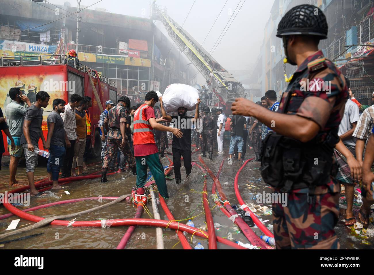 Unternehmer bringen ihre Waren vom Brandort auf dem Bekleidungsmarkt in Dhaka. Ein Großbrand hat Tausende von Geschäften auf einem beliebten Bekleidungsmarkt in der Hauptstadt von Bangladesch, Dhaka, zerstört. Ladenbesitzer wurden durch den Verlust Wochen vor Eid, dem muslimischen Festival, das das Ende des Ramadan markiert, verwüstet. Hunderte von Feuerwehrleuten und Armeepersonal kämpften gegen das Inferno, als es den Bekleidungsmarkt durchwühlte und es in einen Haufen Asche verwandelte. Mehrere Menschen wurden verletzt, aber bisher wurden keine Todesfälle gemeldet. Die Behörden versuchten immer noch, die Ursache für den Brand herauszufinden. (Foto von Piy Stockfoto