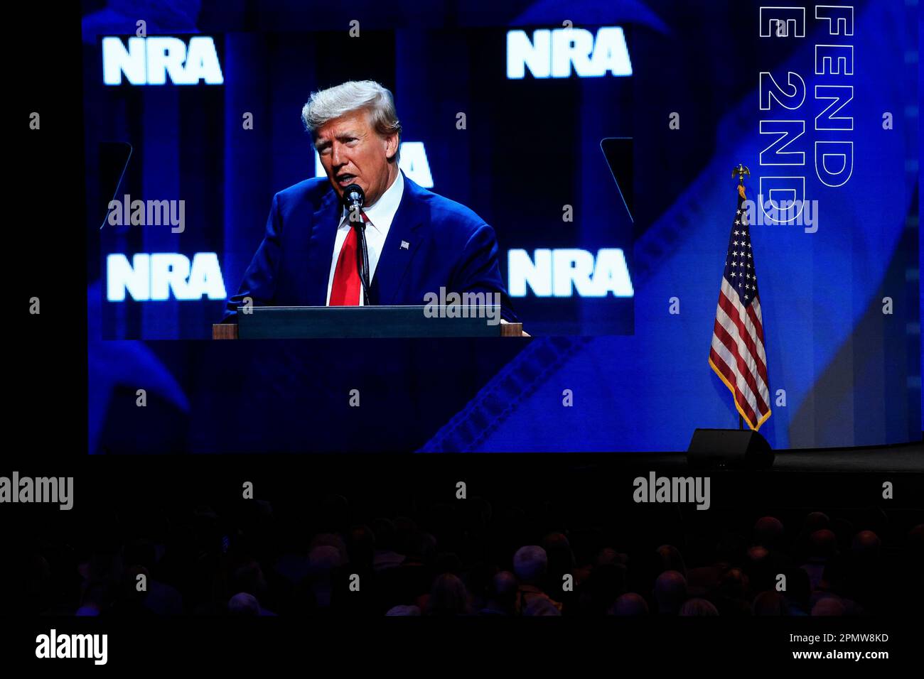 Indianapolis, Usa. 14. April 2023. Der ehemalige US-Präsident Donald J. Trump spricht auf dem NRA-ILA Leadership Forum 2023 in Indianapolis. Das Forum ist Teil der jährlichen Tagungen und Ausstellungen der National Rifle Association, die voraussichtlich rund 70.000 Gäste anziehen werden. Heute geöffnet und bis Sonntag geöffnet. (Foto: Jeremy Hogan/SOPA Images/Sipa USA) Guthaben: SIPA USA/Alamy Live News Stockfoto