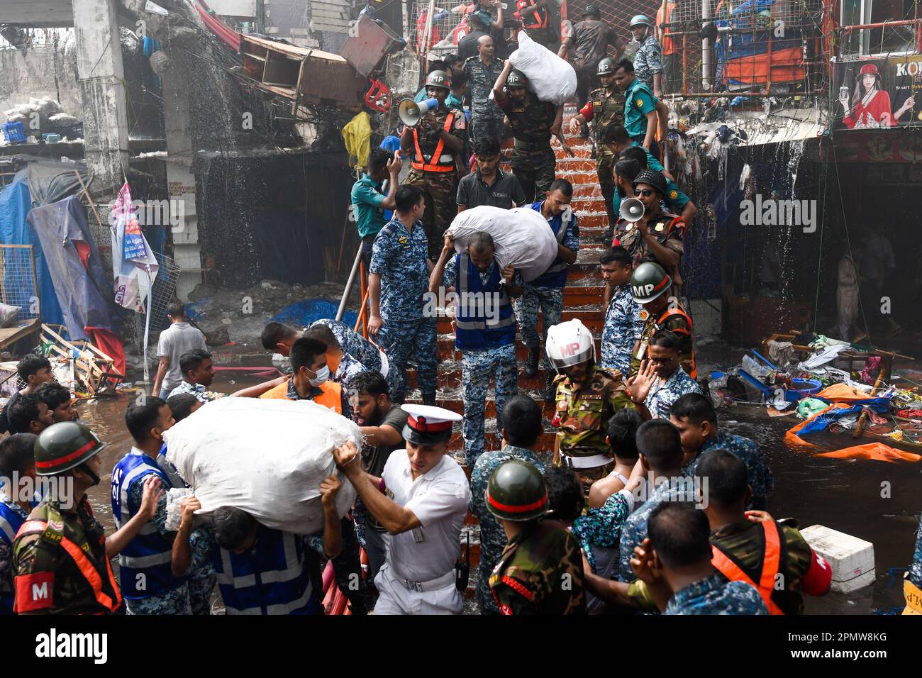 Unternehmer bringen ihre Waren vom Brandort auf dem Bekleidungsmarkt in Dhaka. Ein Großbrand hat Tausende von Geschäften auf einem beliebten Bekleidungsmarkt in der Hauptstadt von Bangladesch, Dhaka, zerstört. Ladenbesitzer wurden durch den Verlust Wochen vor Eid, dem muslimischen Festival, das das Ende des Ramadan markiert, verwüstet. Hunderte von Feuerwehrleuten und Armeepersonal kämpften gegen das Inferno, als es den Bekleidungsmarkt durchwühlte und es in einen Haufen Asche verwandelte. Mehrere Menschen wurden verletzt, aber bisher wurden keine Todesfälle gemeldet. Die Behörden versuchten immer noch, die Ursache für den Brand herauszufinden. (Foto von Piy Stockfoto