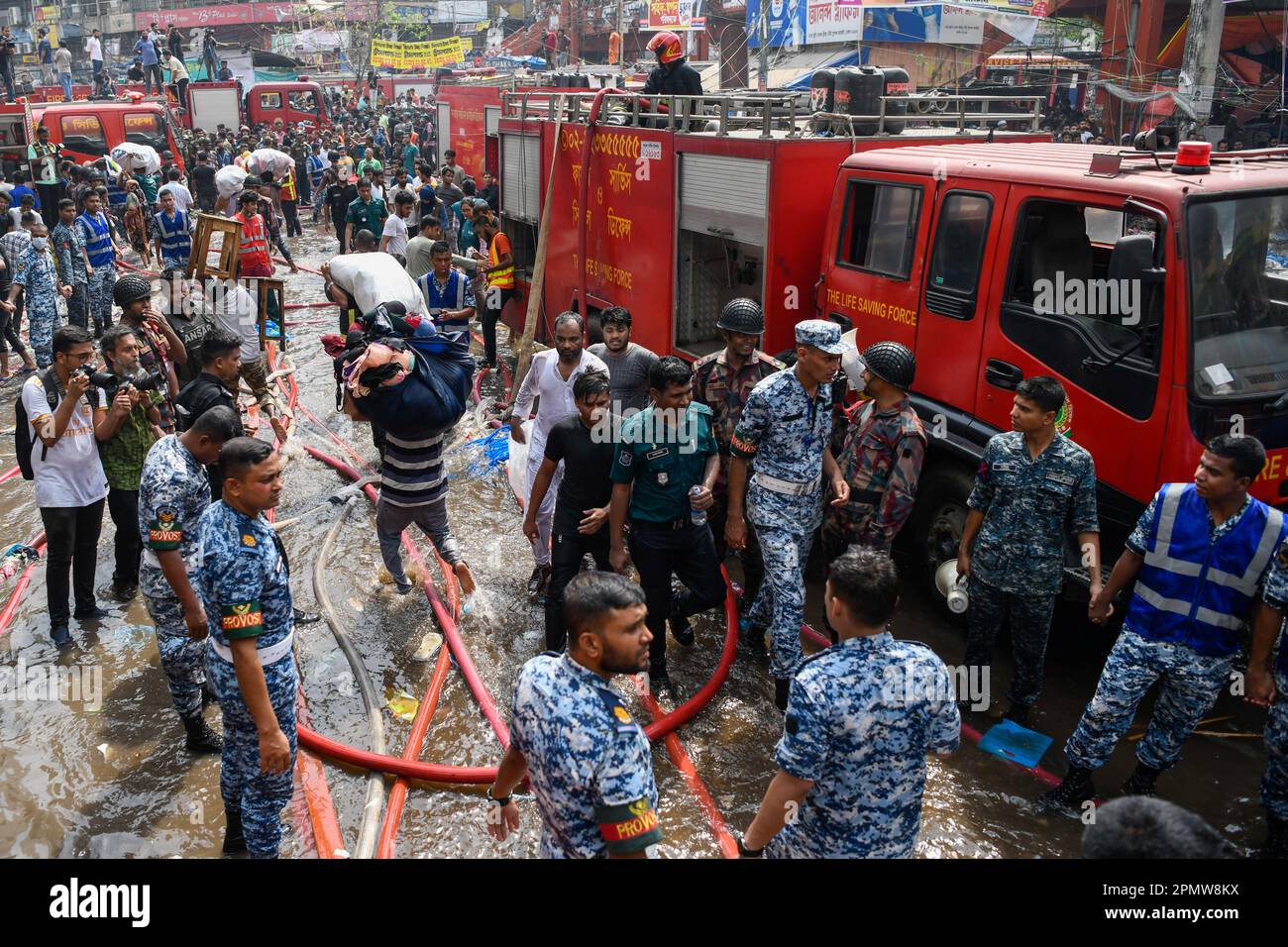 Unternehmer bringen ihre Waren vom Brandort auf dem Bekleidungsmarkt in Dhaka. Ein Großbrand hat Tausende von Geschäften auf einem beliebten Bekleidungsmarkt in der Hauptstadt von Bangladesch, Dhaka, zerstört. Ladenbesitzer wurden durch den Verlust Wochen vor Eid, dem muslimischen Festival, das das Ende des Ramadan markiert, verwüstet. Hunderte von Feuerwehrleuten und Armeepersonal kämpften gegen das Inferno, als es den Bekleidungsmarkt durchwühlte und es in einen Haufen Asche verwandelte. Mehrere Menschen wurden verletzt, aber bisher wurden keine Todesfälle gemeldet. Die Behörden versuchten immer noch, die Ursache für den Brand herauszufinden. (Foto von Piy Stockfoto