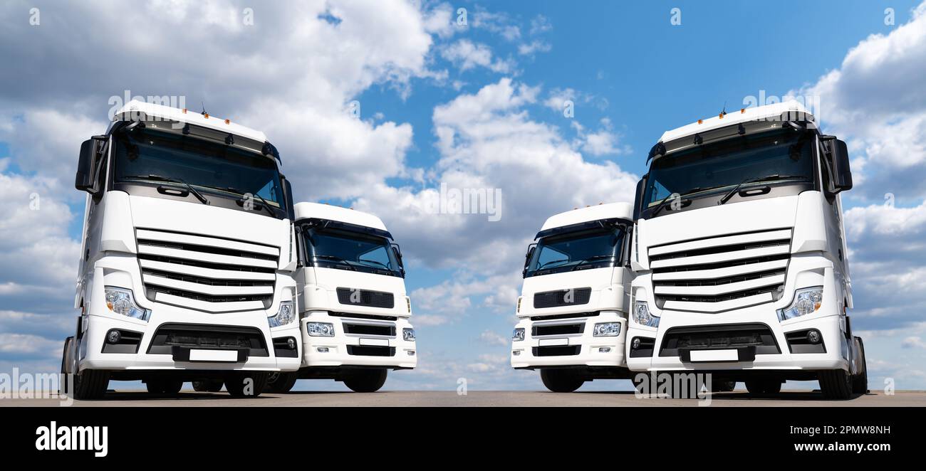Weiße Trucks am blauen Himmel. Hochwertiges Foto Stockfoto