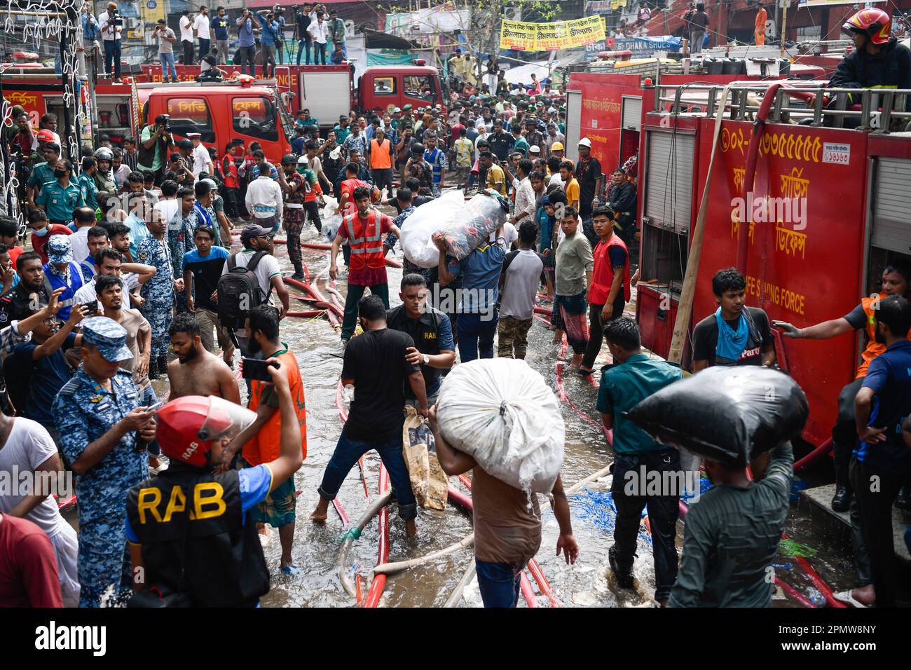 Unternehmer bringen ihre Waren vom Brandort auf dem Bekleidungsmarkt in Dhaka. Ein Großbrand hat Tausende von Geschäften auf einem beliebten Bekleidungsmarkt in der Hauptstadt von Bangladesch, Dhaka, zerstört. Ladenbesitzer wurden durch den Verlust Wochen vor Eid, dem muslimischen Festival, das das Ende des Ramadan markiert, verwüstet. Hunderte von Feuerwehrleuten und Armeepersonal kämpften gegen das Inferno, als es den Bekleidungsmarkt durchwühlte und es in einen Haufen Asche verwandelte. Mehrere Menschen wurden verletzt, aber bisher wurden keine Todesfälle gemeldet. Die Behörden versuchten immer noch, die Ursache für den Brand herauszufinden. (Foto von Piy Stockfoto