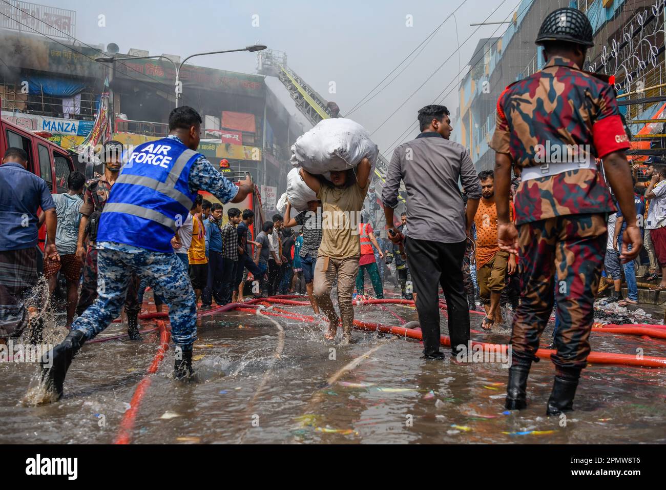 Unternehmer bringen ihre Waren vom Brandort auf dem Bekleidungsmarkt in Dhaka. Ein Großbrand hat Tausende von Geschäften auf einem beliebten Bekleidungsmarkt in der Hauptstadt von Bangladesch, Dhaka, zerstört. Ladenbesitzer wurden durch den Verlust Wochen vor Eid, dem muslimischen Festival, das das Ende des Ramadan markiert, verwüstet. Hunderte von Feuerwehrleuten und Armeepersonal kämpften gegen das Inferno, als es den Bekleidungsmarkt durchwühlte und es in einen Haufen Asche verwandelte. Mehrere Menschen wurden verletzt, aber bisher wurden keine Todesfälle gemeldet. Die Behörden versuchten immer noch, die Ursache für den Brand herauszufinden. (Foto von Piy Stockfoto