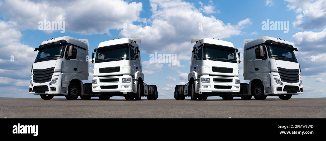 Weiße Trucks am blauen Himmel. Hochwertiges Foto Stockfoto