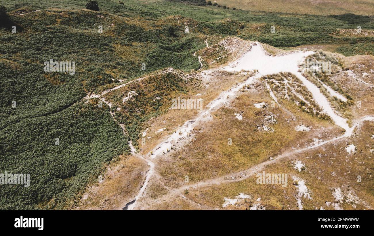 Hügel an der Südküste Irlands im Sommer, Draufsicht. Irische Küstendünen, Luftaufnahme. Stockfoto