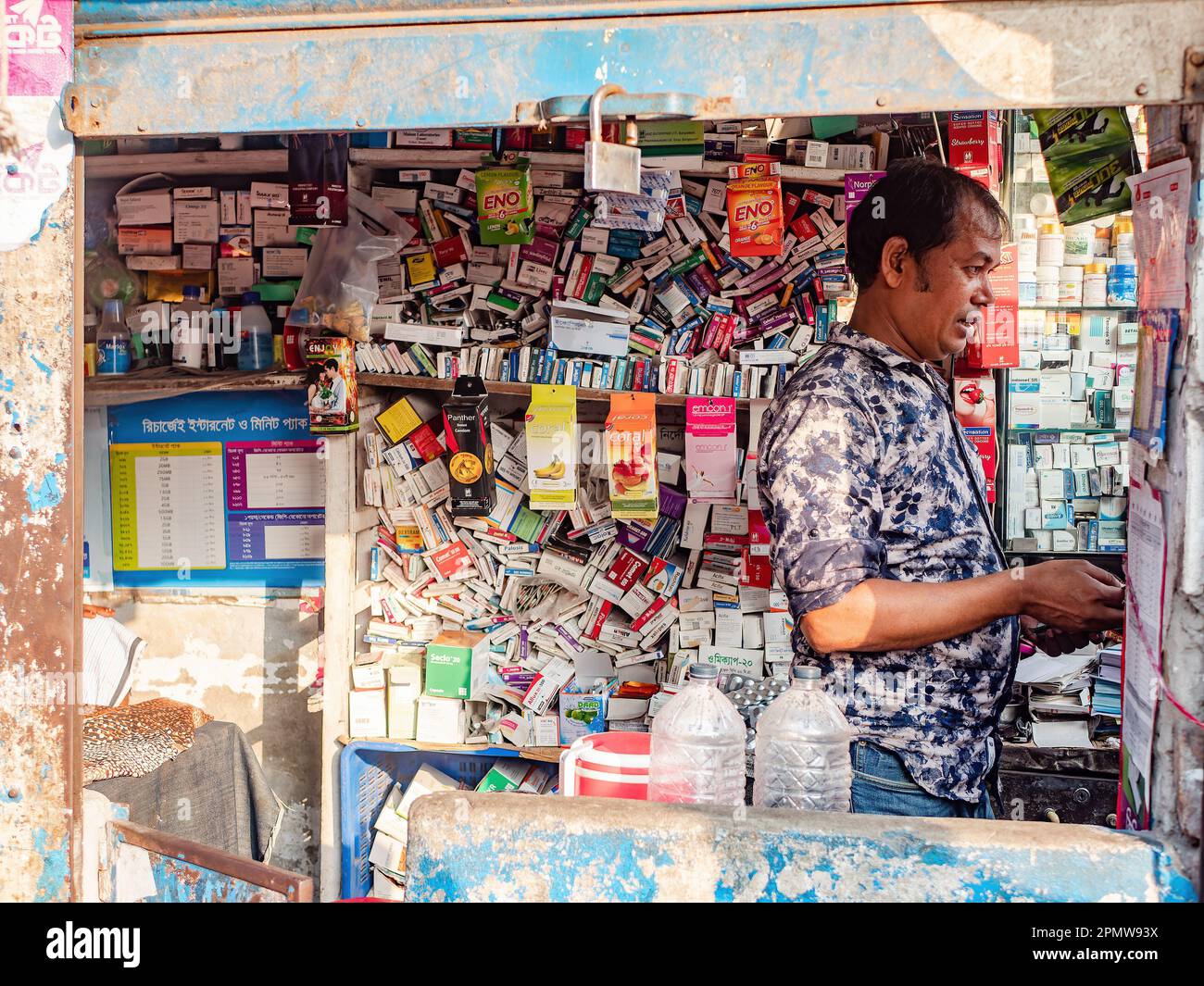 Kleine Apotheke am Straßenrand, die Medikamente und Kondome in der Innenstadt von Dhaka, der Hauptstadt von Bangladesch, verkauft. Stockfoto