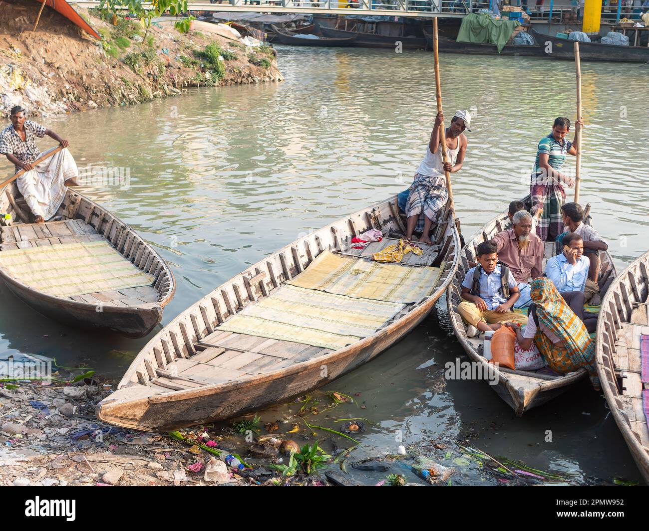 Traditionelle Fähren bringen Passagiere über den Fluss an der Wise Ghat Boat Station am Buriganga River in Dhaka, der Hauptstadt von Bangladesch. Stockfoto