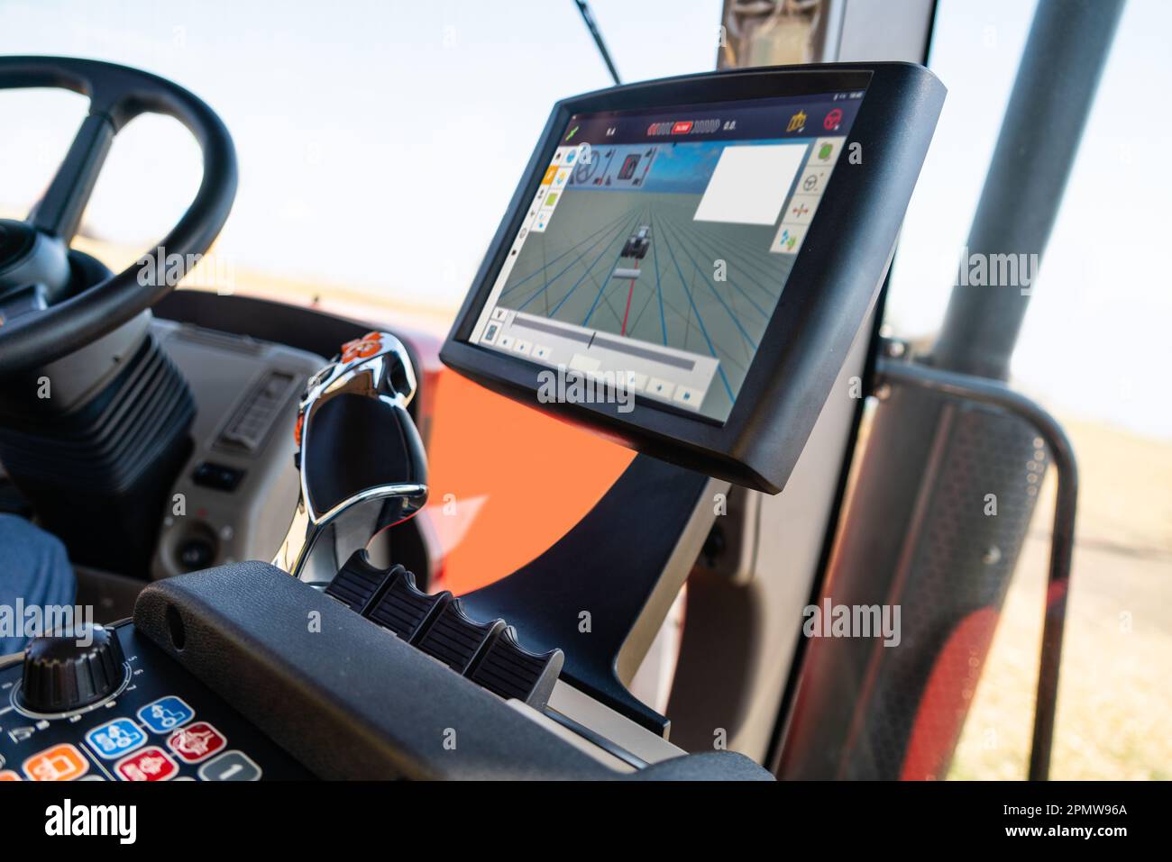 Cockpit eines autonomen Traktors, der auf dem Feld arbeitet. Intelligente Landwirtschaft. Hochwertiges Foto Stockfoto