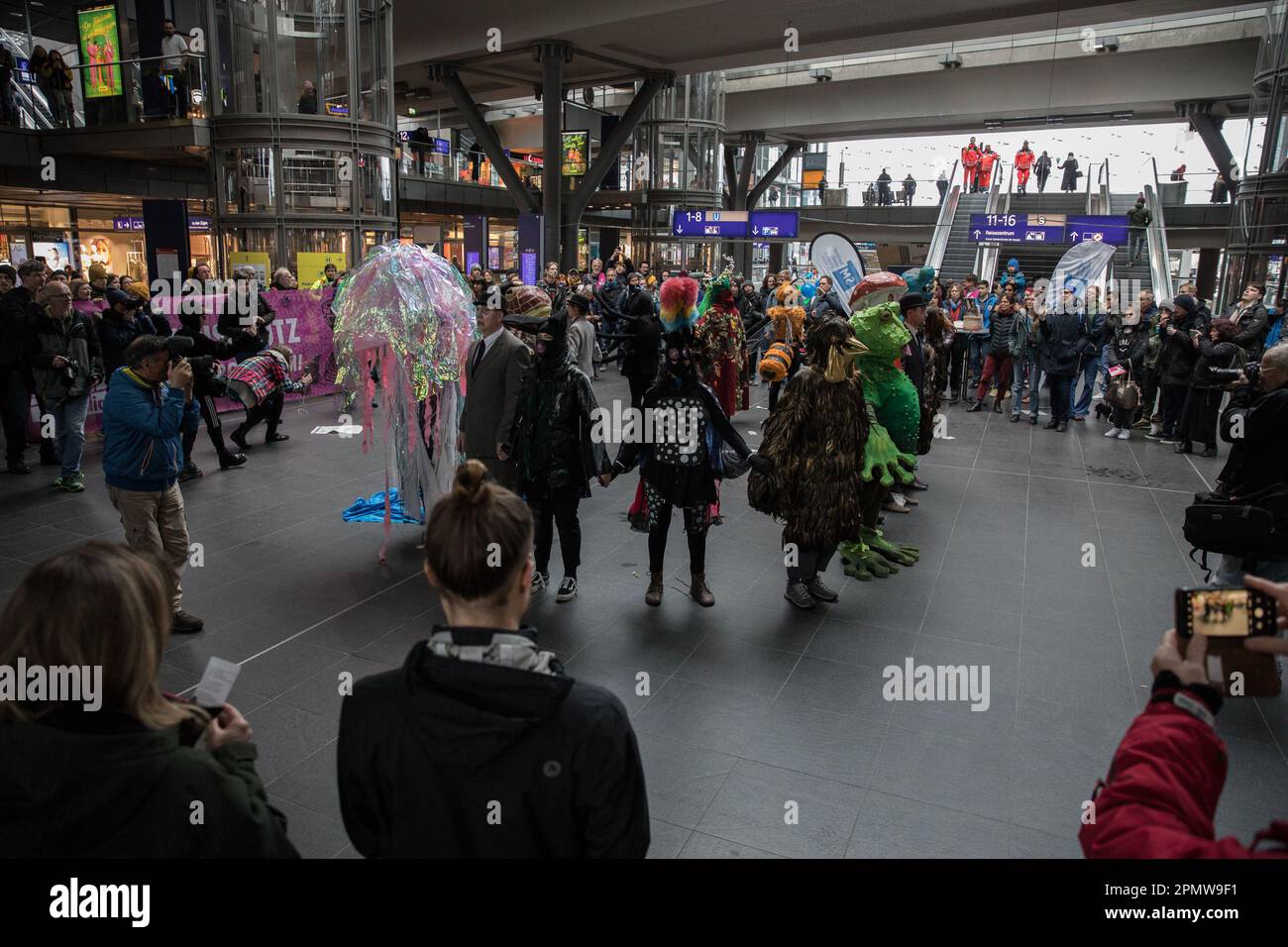 Am 15. April 2023 hielt die Umweltbewegung Extinction Rebellion heute am Hauptbahnhof eine kreative Blitzmeute ab, um die Aufmerksamkeit auf das fortschreitende weltweite Aussterben von Arten zu lenken. Etwa 20 Amateurschauspieler in fantasievollen Tierkostümen und Geschäftskleidung führten eine Pantomime-Szene auf, die veranschaulichte, wie die Zerstörung des Ökosystems unsere Existenzgrundlage gefährdet. Passanten am Bahnhof wurden ermutigt, eine Pause einzulegen und sich „der Bedrohung durch die ökologische Krise zu stellen“, so ein Sprecher. Die Gruppe verlangt von der Regierung einen wirksamen Artenschutz Stockfoto