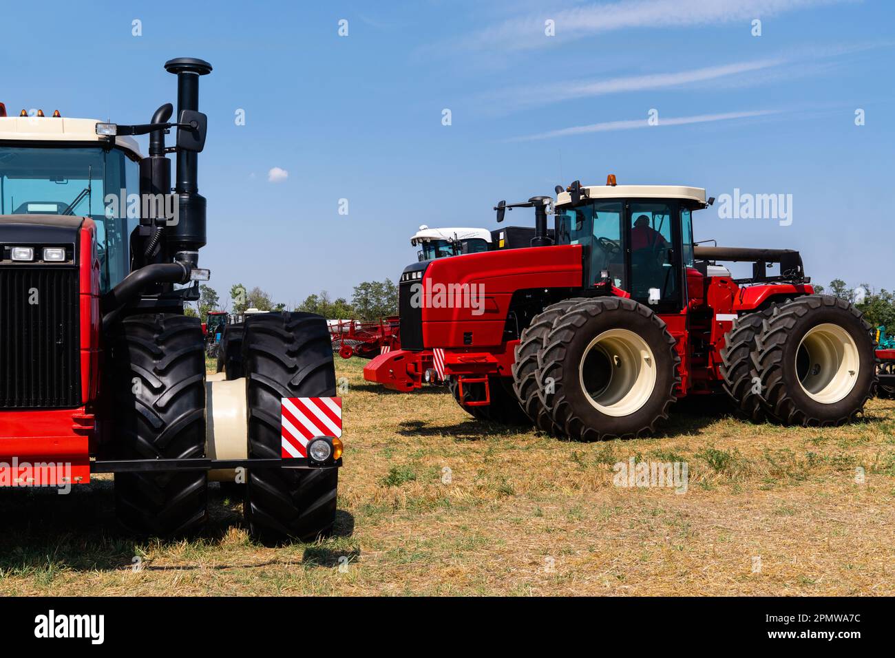 Landwirtschaftliche Traktoren auf dem Feld. Hochwertiges Foto Stockfoto