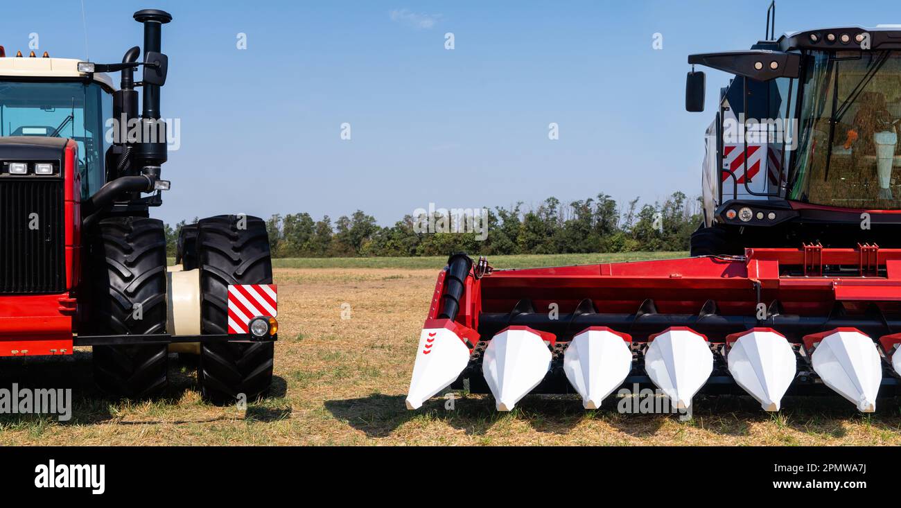 Landwirtschaftlicher Traktor und Mähdrescher auf dem Feld. Landwirtschaftlicher Traktor und Mähdrescher auf dem Feld. Hochwertiges Foto Stockfoto