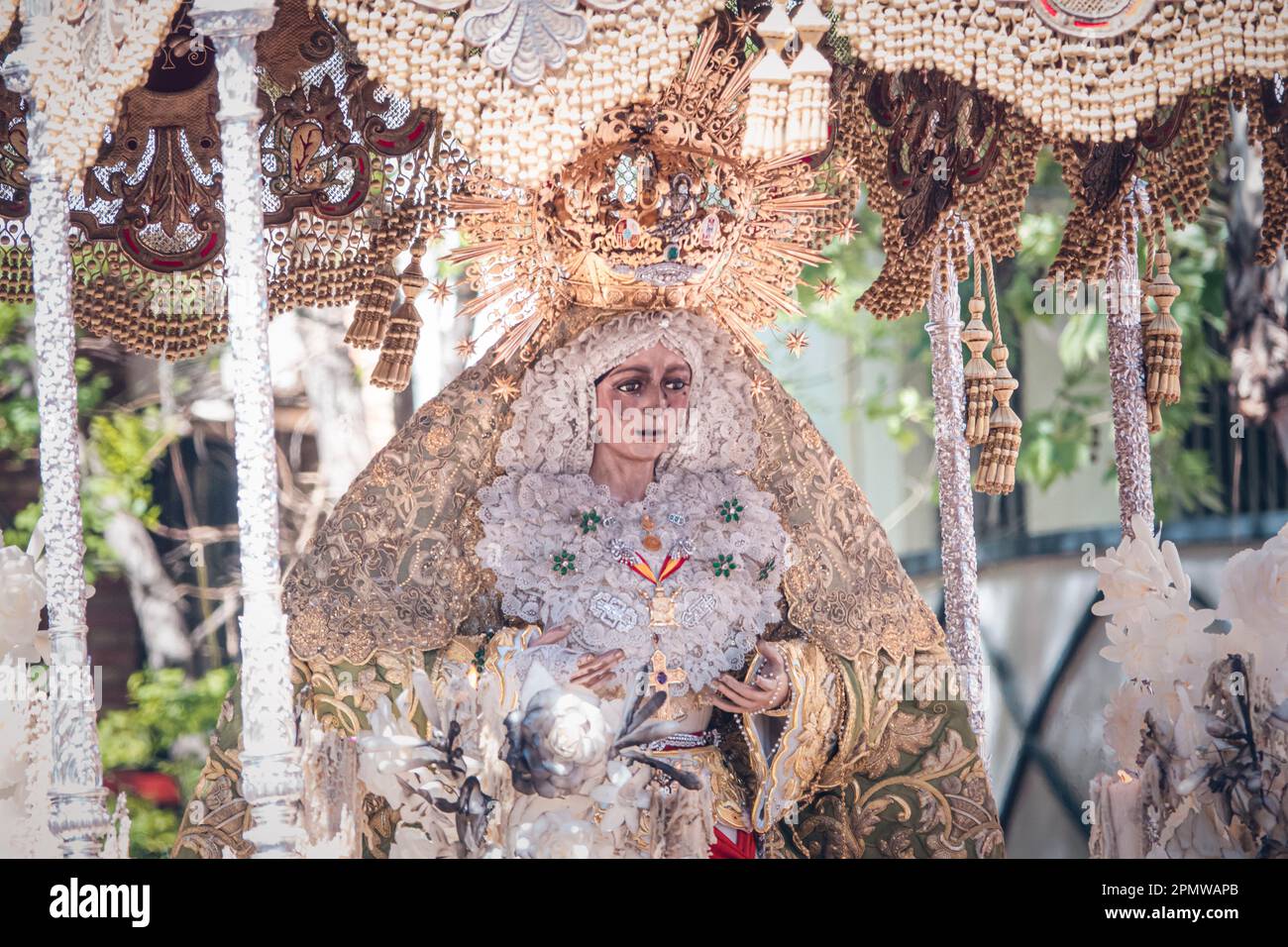 Virgen de la Macarena in der Prozession der Heiligen Woche durch die Straßen von Sevilla. Stockfoto