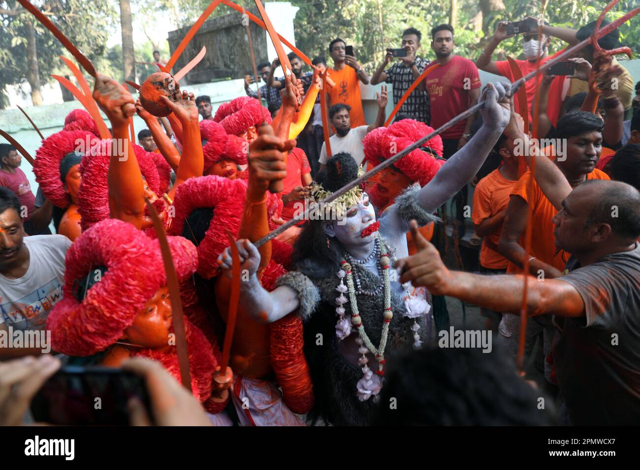 Dhaka, Bangladesch. 13. April 2023. hindu-Anhänger von Bangladesch feiern das Lal-Kach-Festival am 14. April 2023 in Dhaka, Bangladesch. Am letzten Tag des bengalischen Jahres kommt die Hindu-Gemeinde zu einem Festival zusammen, das der Verehrung von Lord Shiva und Parvati gewidmet ist. Foto: Habibur Rahman/ABACAPRESS.COM Kredit: Abaca Press/Alamy Live News Stockfoto