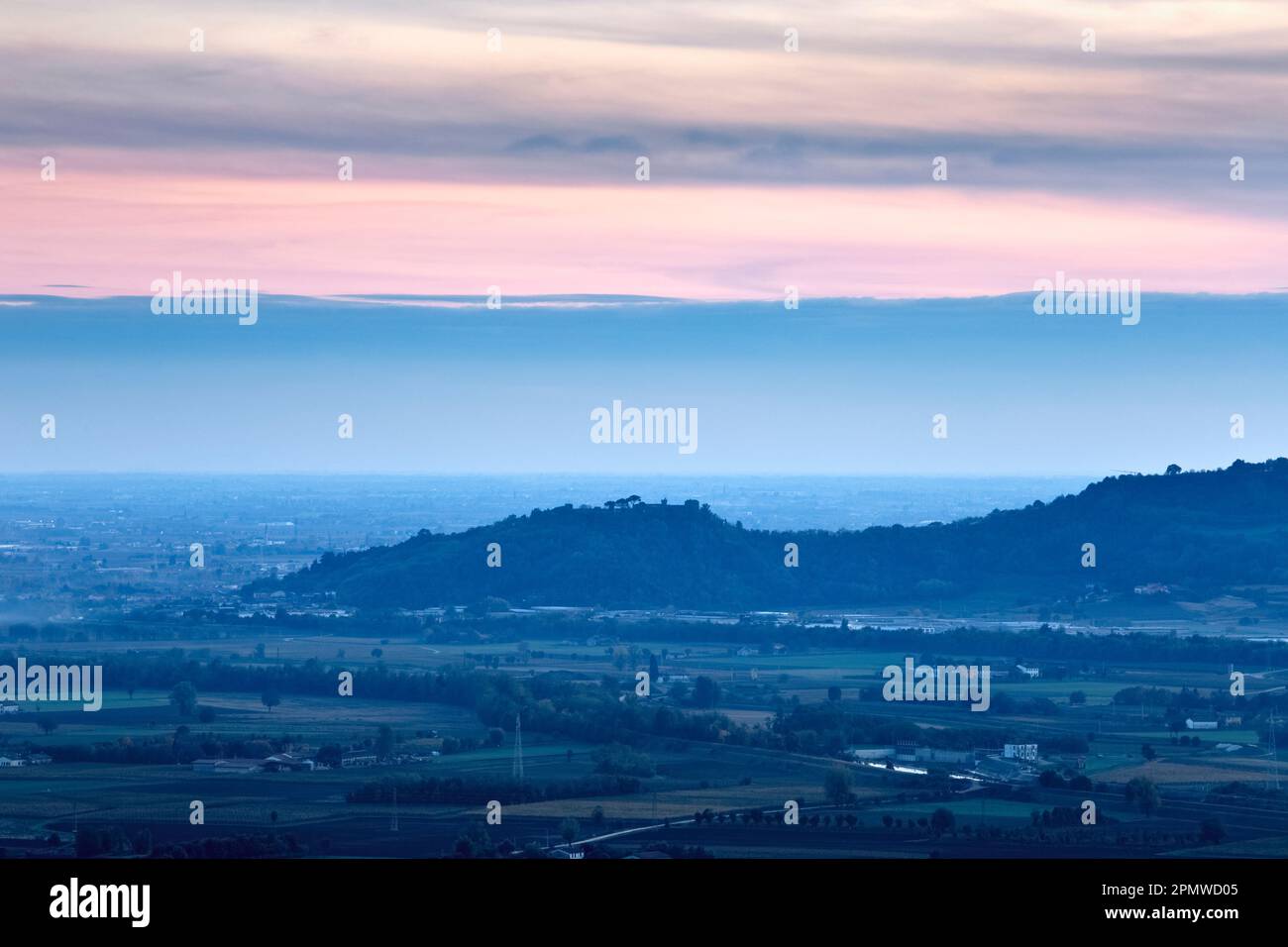 Der Abend fällt auf dem Hügel von Montebello Vicentino, dem Chiampo-Tal und der venezianischen Ebene. Provinz Vicenza, Veneto, Italien. Stockfoto