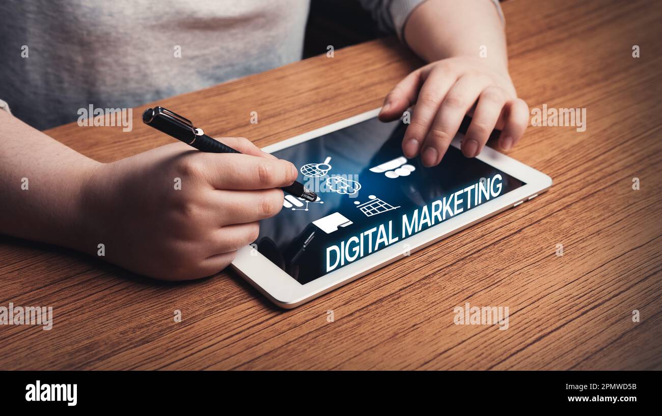 Digitales Tablet mit „Digital Marketing“ auf dem Bildschirm und VR-Oberfläche. Technologiekonzept für digitales Marketing. Internet. Online. Stockfoto