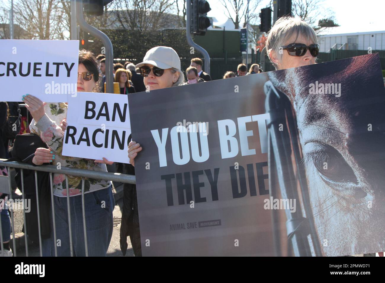Animal Rising Action for Animals Protestgruppe, die den Grand National stört. Tierschützer in Liverpool, Merseyside, Großbritannien. April 2023. Grand National Meeting Aintree Demonstrationen und Opposition am Haupteingang der Aintree Racecourse. Stockfoto