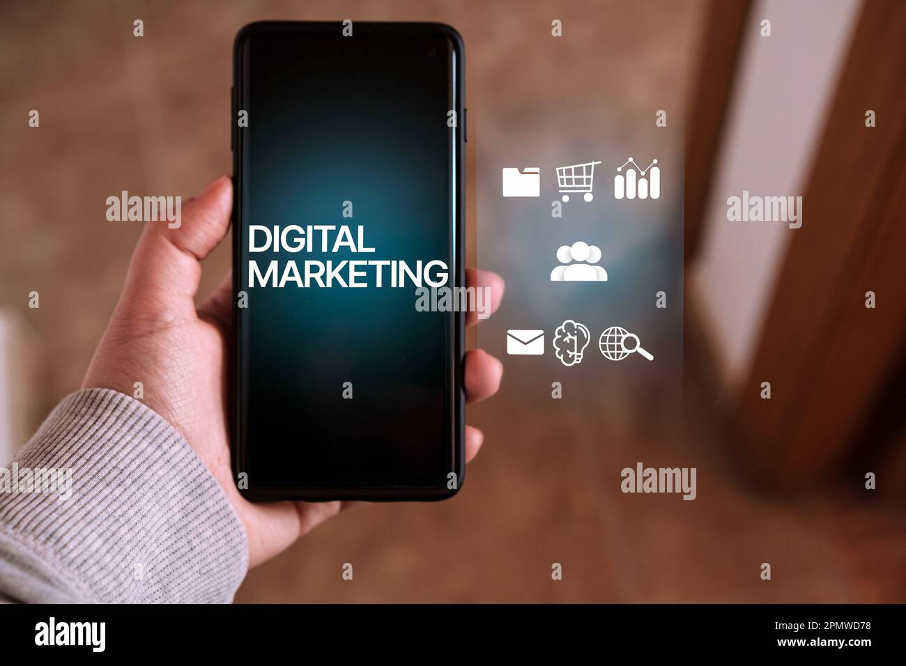 Frau Usign Smartphone mit „Digital Marketing“ auf dem Bildschirm und VR-Schnittstelle. Technologiekonzept für digitales Marketing. Internet. Online. Stockfoto
