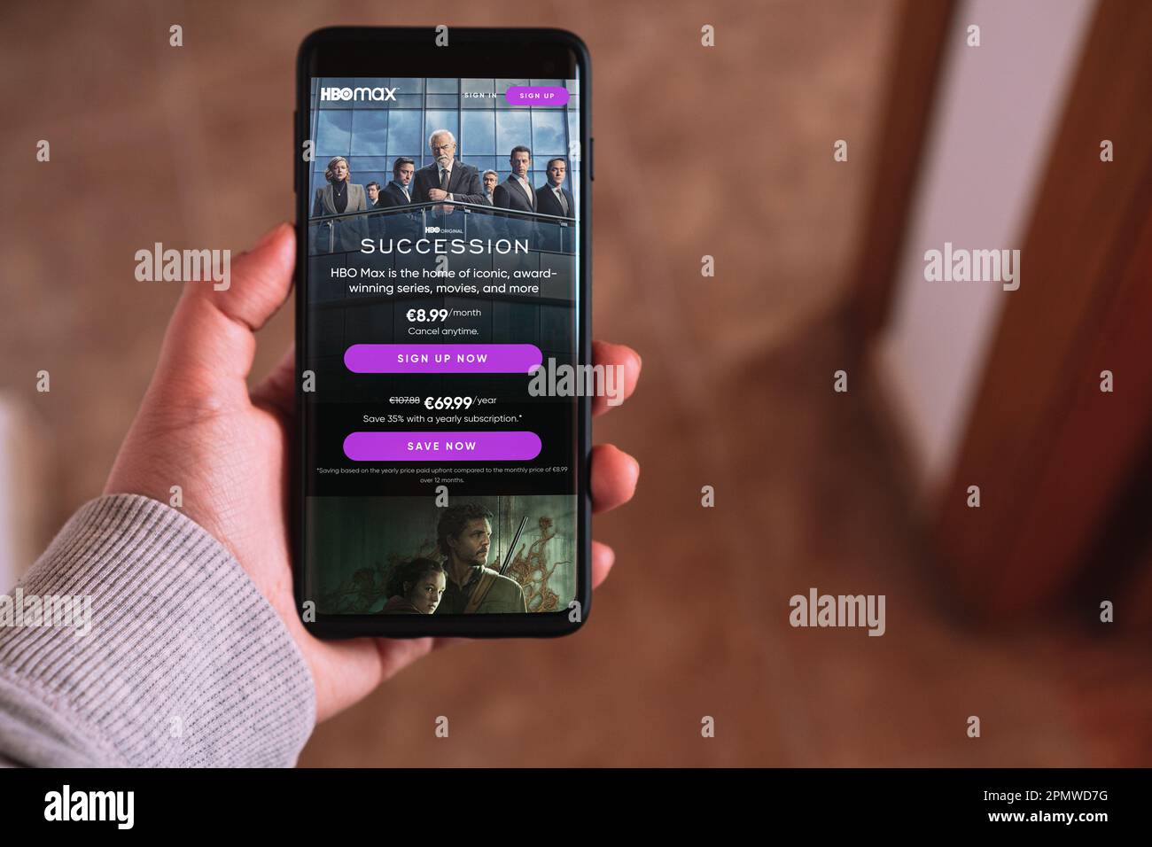 Málaga - SPANIEN - 11. APRIL 2023: Frau streamt HBO Max auf Smartphone. Digitale Geräte. App mobil. Stockfoto