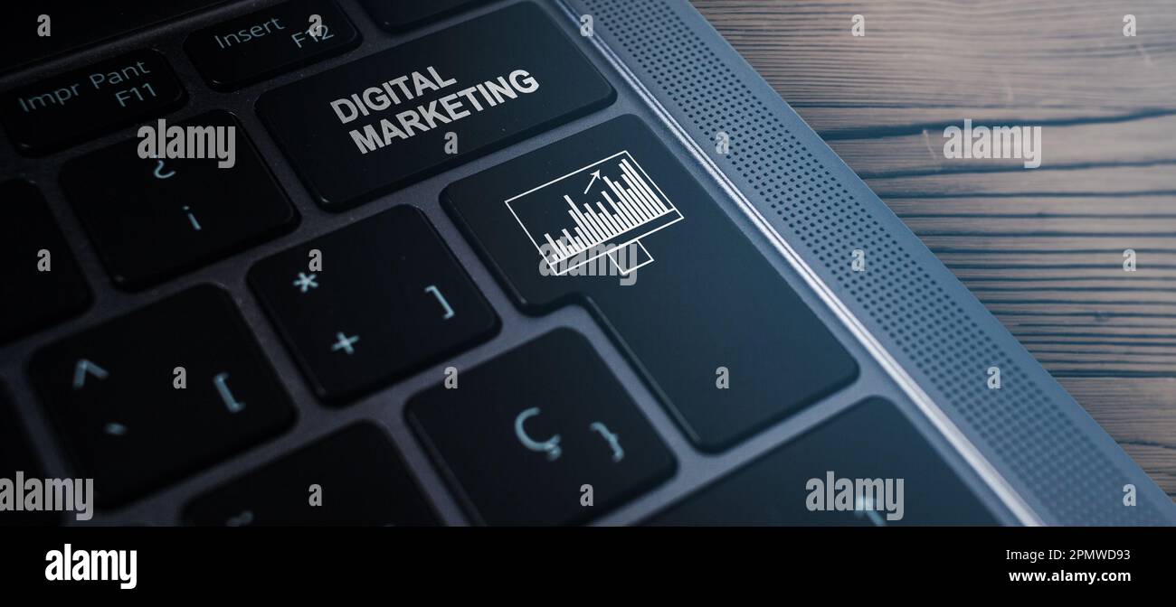 Laptop-Tastatur mit der Aufschrift „Digital Marketing“ auf der Taste. Technologiekonzept für digitales Marketing. Internet. Online. Suchmaschinenoptimierung. SEO. Stockfoto
