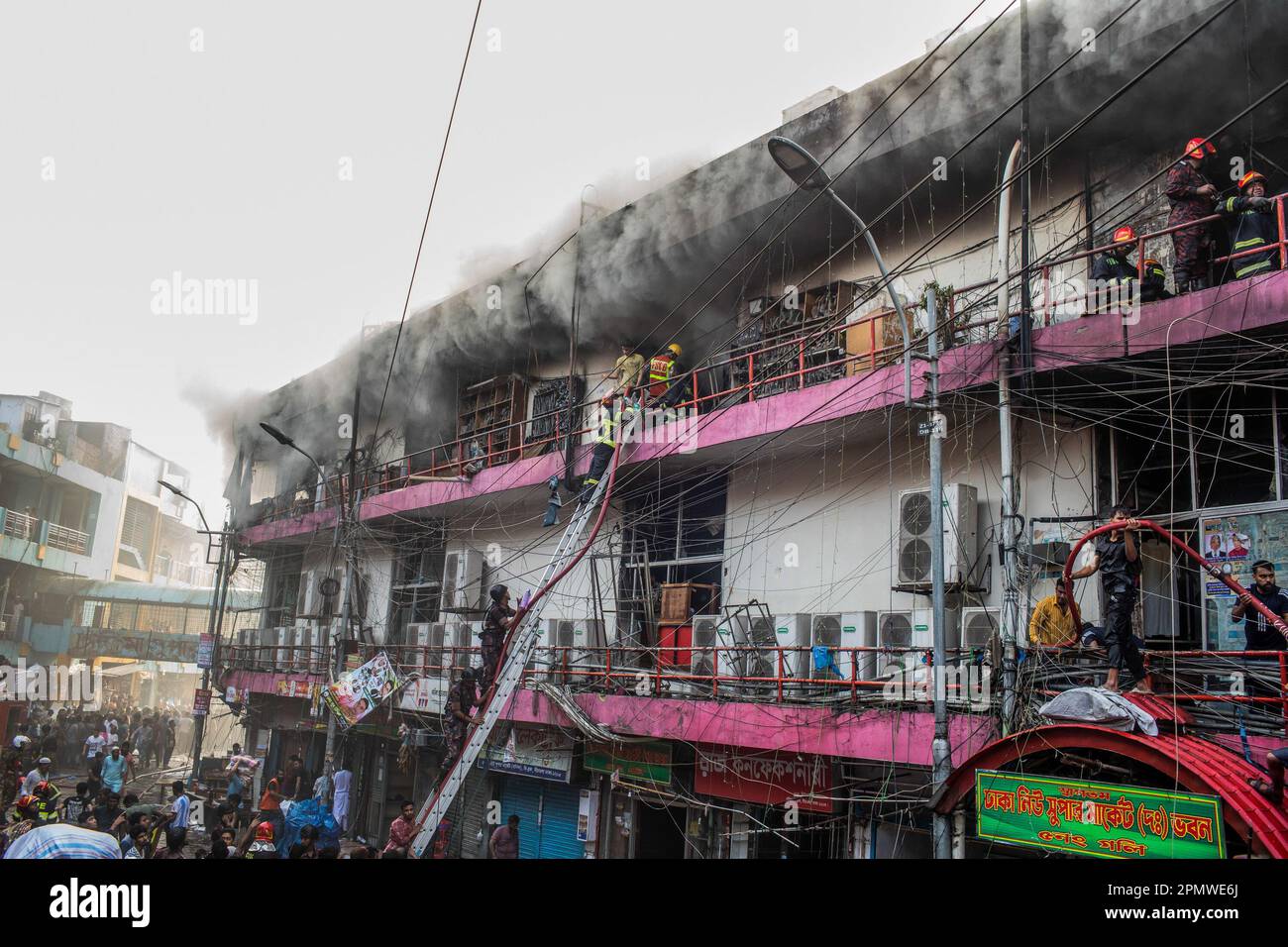 Dhaka, Bangladesch. 15. April 2023. Die drei uniformierten Militärdienste des Landes, Armee, Marine, Luftwaffe und das Schnelleinsatzbataillon helfen, ein Feuer im New Supermarket in Dhaka zu löschen. In Dhakas neuem Supermarkt, einem der größten Bekleidungsmärkte des Landes, vor Eid-ul-Fitr, hat ein massives Feuer die Geschäfte ausgelöscht. Einsatzkräfte der Armee, der Luftwaffe, des Schnelleinsatzbataillons, der Polizei von Bangladesch und des Grenzschutzes Bangladesch haben sich mit 28 Feuerwehr- und Zivilschutzeinheiten zusammengetan, um am Samstag die Flammen zu zähmen. Kredit: SOPA Images Limited/Alamy Live News Stockfoto