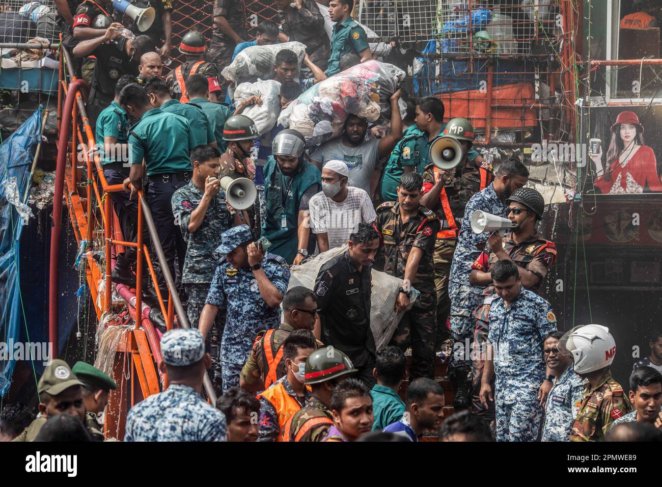 Dhaka, Bangladesch. 15. April 2023. Unternehmenseigentümer bringen ihre Waren vom Brandort im neuen Supermarkt in Dhaka. In Dhakas neuem Supermarkt, einem der größten Bekleidungsmärkte des Landes, vor Eid-ul-Fitr, hat ein massives Feuer die Geschäfte ausgelöscht. Einsatzkräfte der Armee, der Luftwaffe, des Schnelleinsatzbataillons, der Polizei von Bangladesch und des Grenzschutzes Bangladesch haben sich mit 28 Feuerwehr- und Zivilschutzeinheiten zusammengetan, um am Samstag die Flammen zu zähmen. (Foto: Sazzad Hossain/SOPA Images/Sipa USA) Guthaben: SIPA USA/Alamy Live News Stockfoto