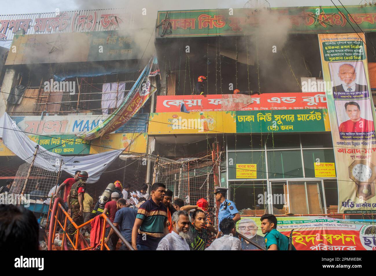 Dhaka, Bangladesch. 15. April 2023. Rauch füllt die Luft bei einem Brand im neuen Supermarkt in Dhaka. In Dhakas neuem Supermarkt, einem der größten Bekleidungsmärkte des Landes, vor Eid-ul-Fitr, hat ein massives Feuer die Geschäfte ausgelöscht. Einsatzkräfte der Armee, der Luftwaffe, des Schnelleinsatzbataillons, der Polizei von Bangladesch und des Grenzschutzes Bangladesch haben sich mit 28 Feuerwehr- und Zivilschutzeinheiten zusammengetan, um am Samstag die Flammen zu zähmen. (Foto: Sazzad Hossain/SOPA Images/Sipa USA) Guthaben: SIPA USA/Alamy Live News Stockfoto