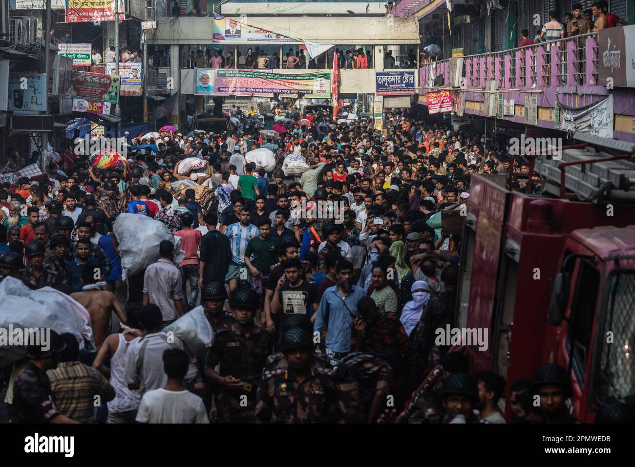 Dhaka, Bangladesch. 15. April 2023. Unternehmenseigentümer bringen ihre Waren vom Brandort im neuen Supermarkt in Dhaka. In Dhakas neuem Supermarkt, einem der größten Bekleidungsmärkte des Landes, vor Eid-ul-Fitr, hat ein massives Feuer die Geschäfte ausgelöscht. Einsatzkräfte der Armee, der Luftwaffe, des Schnelleinsatzbataillons, der Polizei von Bangladesch und des Grenzschutzes Bangladesch haben sich mit 28 Feuerwehr- und Zivilschutzeinheiten zusammengetan, um am Samstag die Flammen zu zähmen. (Foto: Sazzad Hossain/SOPA Images/Sipa USA) Guthaben: SIPA USA/Alamy Live News Stockfoto