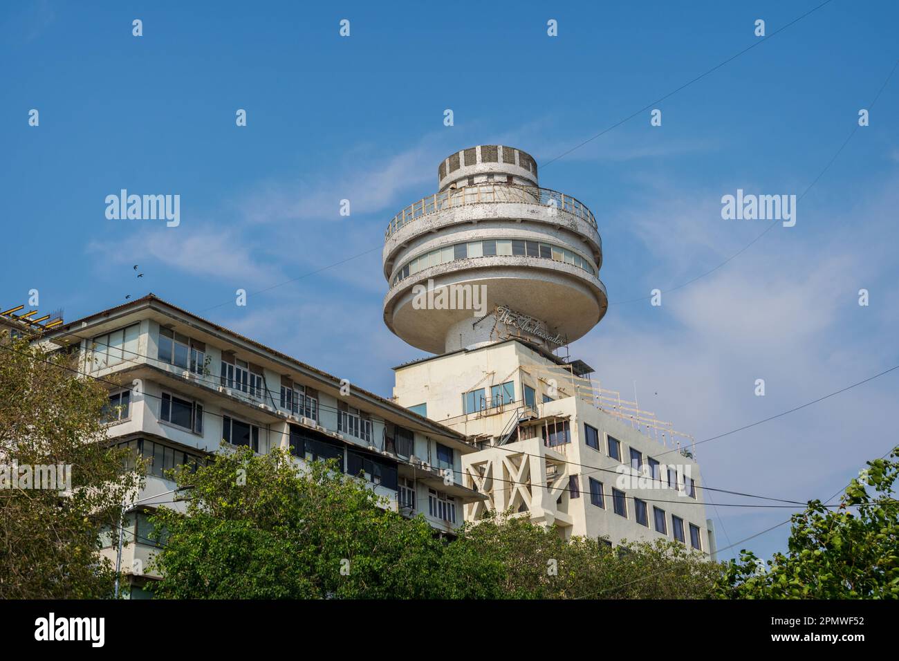 Die Fassade des berühmten Ambassador Hotel Building am Nariman Point in Mumbai, Indien Stockfoto
