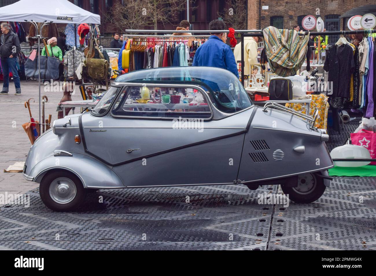 London, England, Großbritannien. 15. April 2023. Die Classic Car Boot Sale kehrt zum Granary Square in King's Cross zurück, wo über 100 Händler Oldtimer-Kleidung, Schallplatten und andere Gegenstände an Marktständen und aus den Stiefeln von Oldtimern verkaufen. (Kreditbild: © Vuk Valcic/ZUMA Press Wire) NUR REDAKTIONELLE VERWENDUNG! Nicht für den kommerziellen GEBRAUCH! Stockfoto