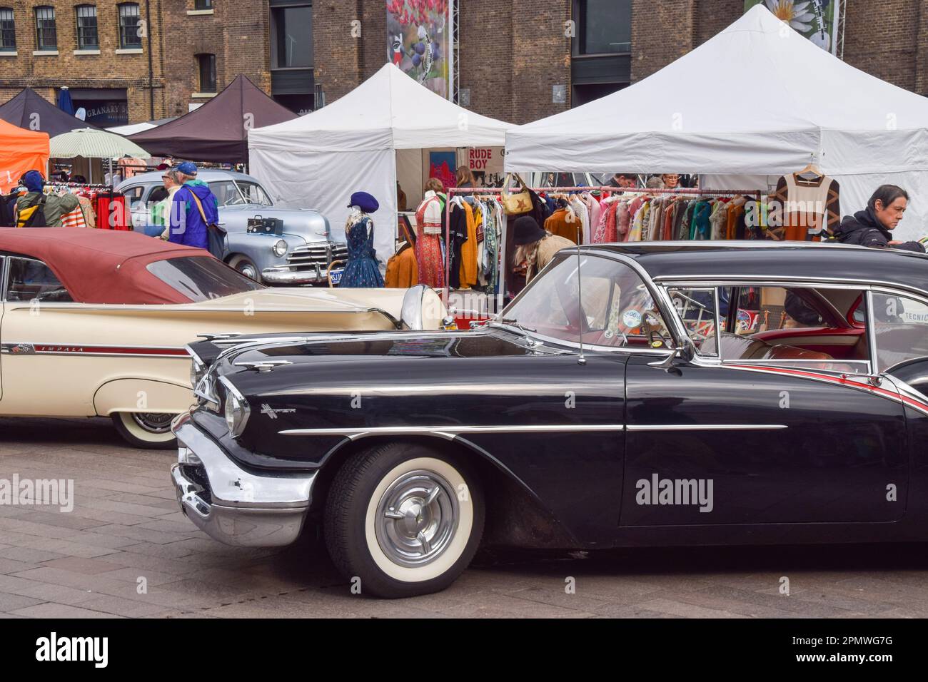 London, England, Großbritannien. 15. April 2023. Die Classic Car Boot Sale kehrt zum Granary Square in King's Cross zurück, wo über 100 Händler Oldtimer-Kleidung, Schallplatten und andere Gegenstände an Marktständen und aus den Stiefeln von Oldtimern verkaufen. (Kreditbild: © Vuk Valcic/ZUMA Press Wire) NUR REDAKTIONELLE VERWENDUNG! Nicht für den kommerziellen GEBRAUCH! Stockfoto
