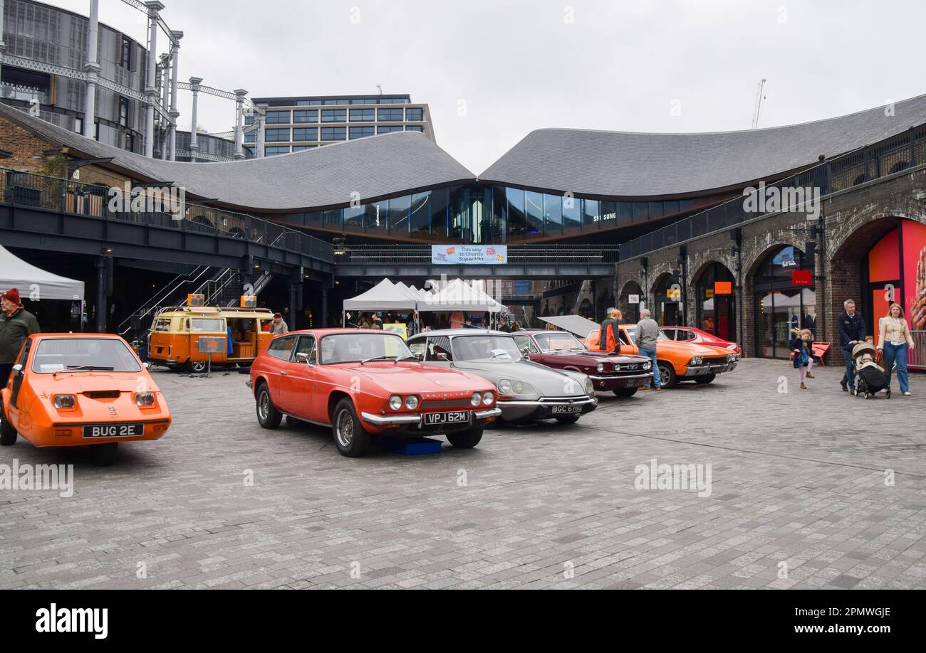 London, England, Großbritannien. 15. April 2023. Die Classic Car Boot Sale kehrt zum Granary Square in King's Cross zurück, wo über 100 Händler Oldtimer-Kleidung, Schallplatten und andere Gegenstände an Marktständen und aus den Stiefeln von Oldtimern verkaufen. (Kreditbild: © Vuk Valcic/ZUMA Press Wire) NUR REDAKTIONELLE VERWENDUNG! Nicht für den kommerziellen GEBRAUCH! Stockfoto