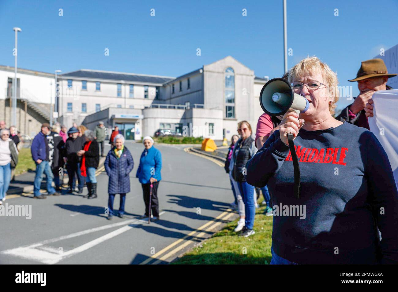 Die Einheimischen versammeln sich vor dem Tywyn Hospital, nachdem das Gesundheitsamt der Universität Betsi Cadwaladr eine „vorübergehende Schließung“ der stationären Station aufgrund von Personalmangel angekündigt hatte. Das BCUHB muss vier zusätzliche Pflegekräfte einstellen, damit die Station wieder geöffnet werden kann. Dies ist ein weiterer Schlag für die Gemeinde Tywyn, nachdem die Abteilung für kleinere Verletzungen 2020 geschlossen wurde und die einzige Zahnarztpraxis in der Stadt geschlossen wurde. Patienten und vorhandene Mitarbeiter müssen jetzt über eine Stunde zum Dolgellau Hospital reisen Kredit: Jon Freeman/Alamy Live News Stockfoto