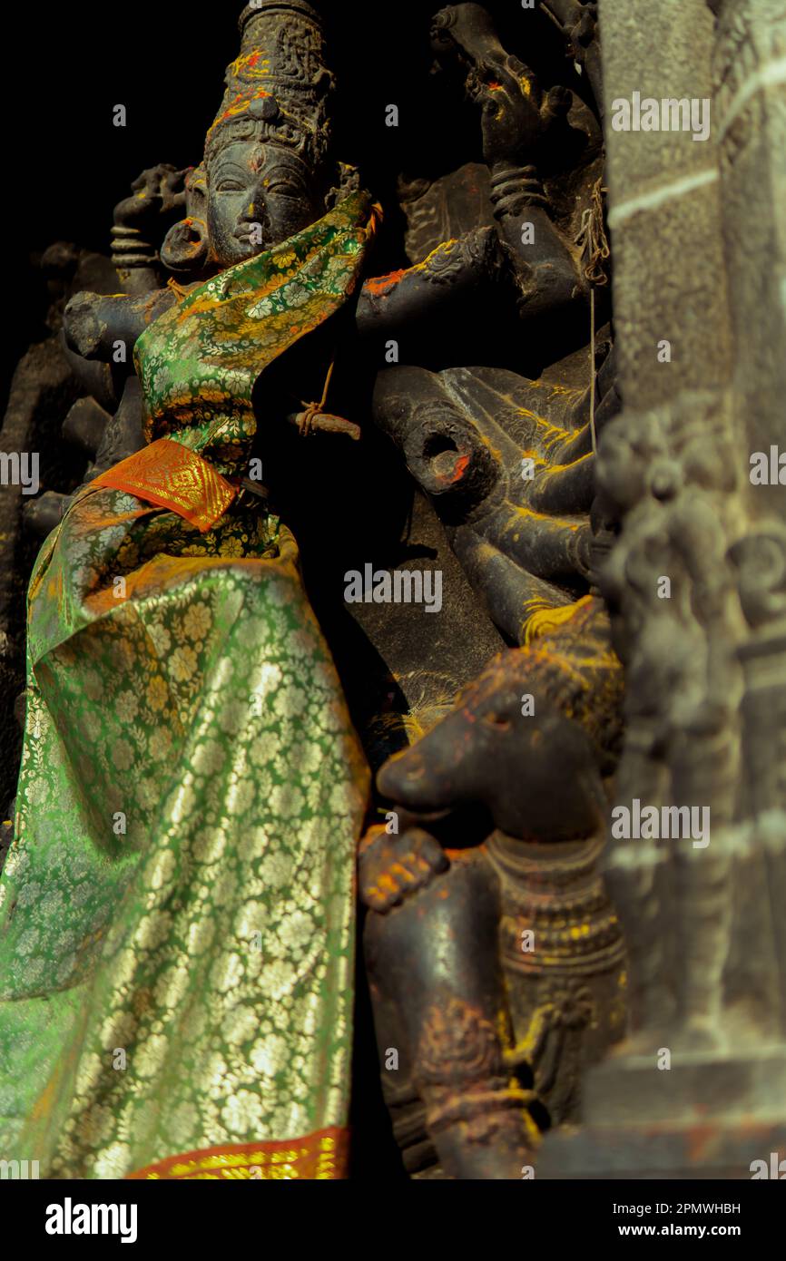 Antike Statue von Durga Mahishasuramardini. Durga tötete den Buffalo-Dämon mit ihrer Trizent-Tishula-Waffe. Hindugöttin mit acht Händen. Ein Wenig Stockfoto